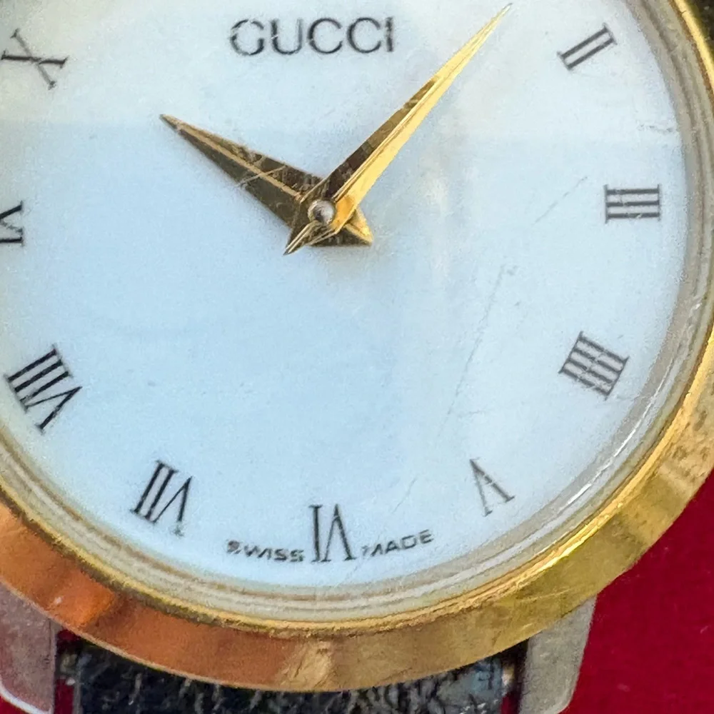 Vintage Gucci Gold and Black Roman Numeral Watch Swiss Made - Picture 10 of 13